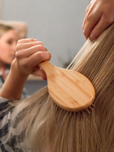 Brosse à cheveux en bambou naturel d'UpSimply pour un soin capillaire doux.